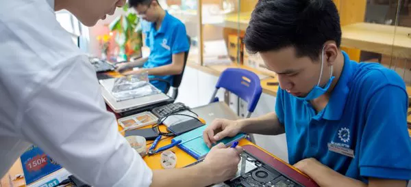 Ký tên lên linh kiện, chụp ảnh máy